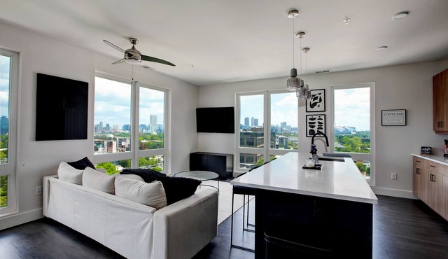 Upscale Midtown Retreat, Free Parking & Close to Mercedes