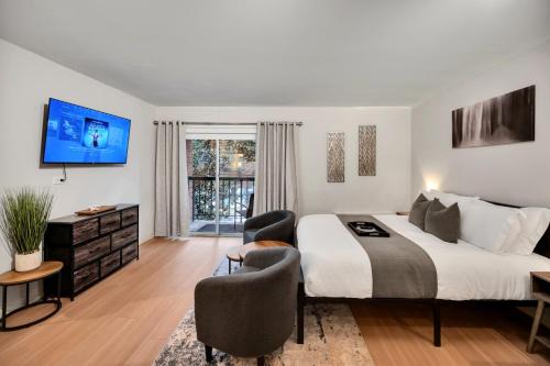 Upscale Midtown Studio and Private Balcony