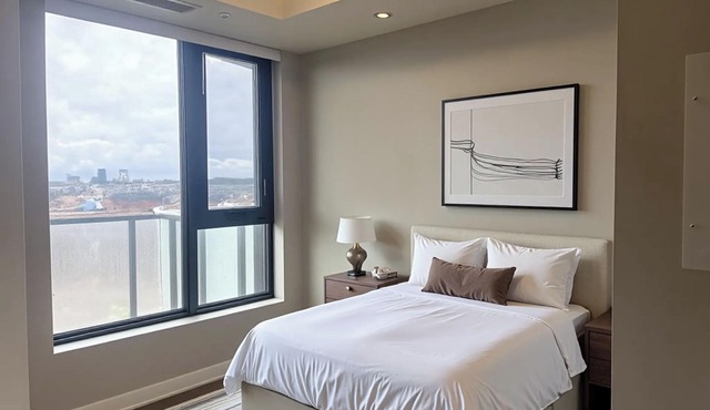 Upscale Modern 1 Bedroom on Oakville Mississauga Borders