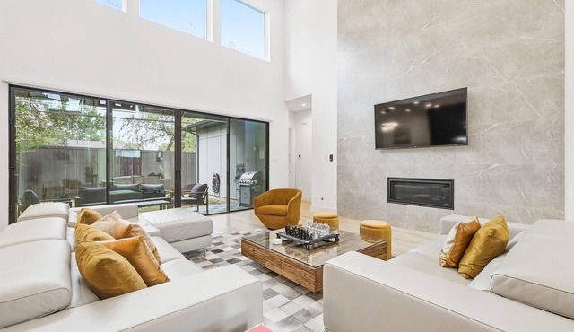 Upscale Modern Living - 4BD, 4BA, Backyard & Cinema
