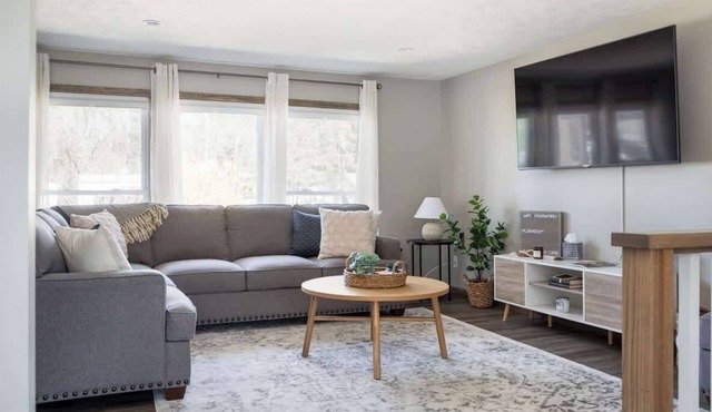 Upscale Modern Oasis: Spacious & Chic + HotTub!