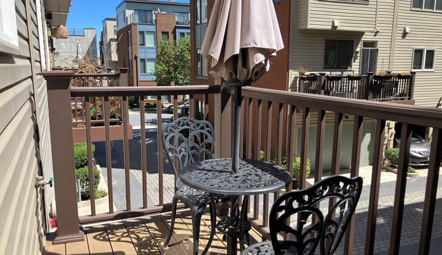 Upscale/Modern townhome/Newly built/metro walkable