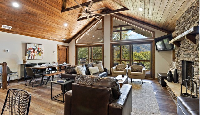Upscale Mountain Cabin w/Living Room Views
