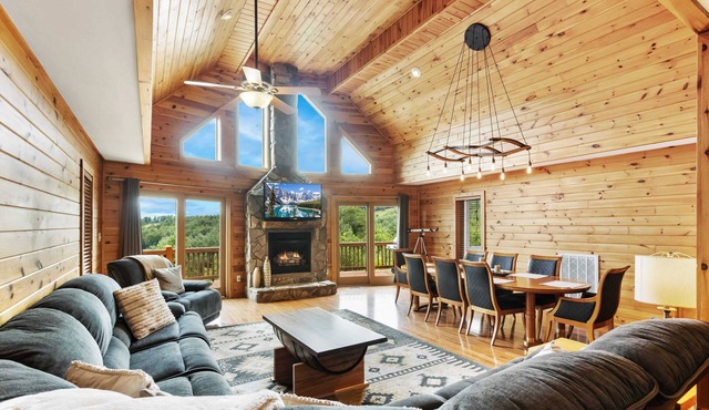 Upscale Mountain Cabin with Great Views