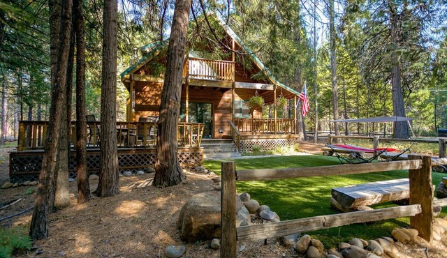 Upscale Mountain Retreat 9 Miles to Lassen National Park EV Charging
