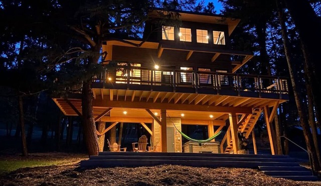 Upscale Mountain Treehouse/Fire Pit & Hot Tub