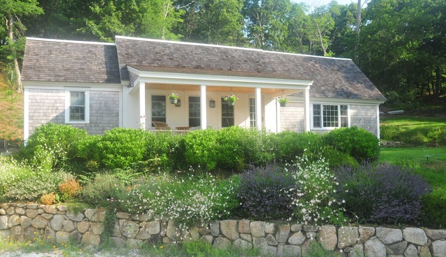 Upscale, newly renovated cottage, 10 acres/farm/near Ocean Beach