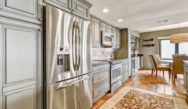 Upscale, newly furnished, single level end unit, with 180 degree view