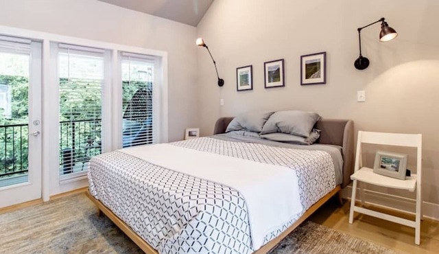 Upscale Northshore Townhouse Steps to Restaurants and Parks