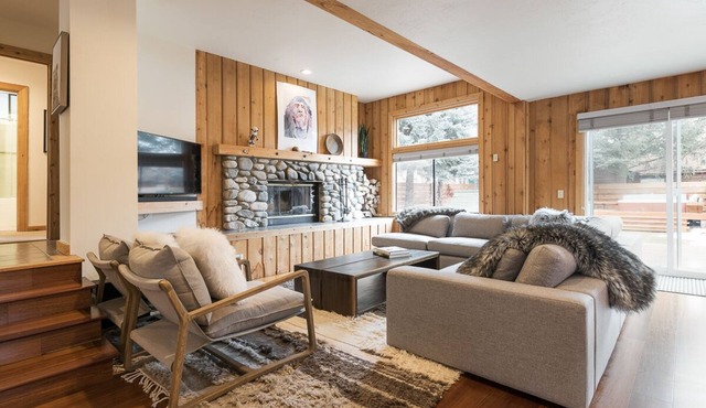Upscale Oasis in the Heart of Ketchum with Private Back Yard, Jacuzzi and Sauna