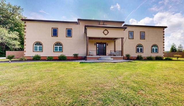 Upscale paradise w/pool, game room, poolside kitchen, fire pit, A/C & free WiFi