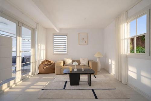 Upscale Renovated 4Bed 4Bath Retreat Walk to Mall