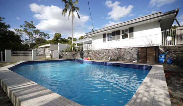 Upscale Renovated 4Bed 4Bath Retreat Walk to Mall