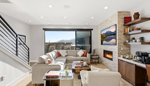 Upscale Retreat w/Hot Tub, Steam, Pet-Friendly