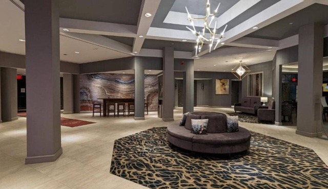 Upscale Room Near Edison Convention Center