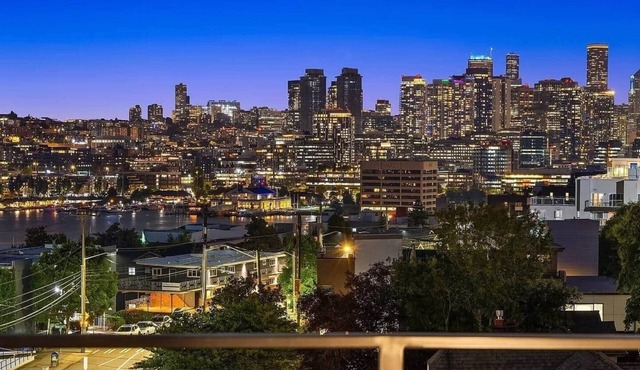 Upscale Seattle retreat: lake/skyline views/FIFA