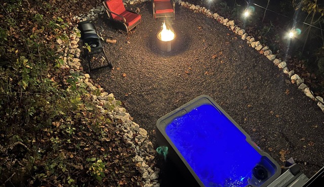 UPSCALE Shipping Container Cabin-Private-High Speed WIFI!-Hot Tub!-In The Woods!