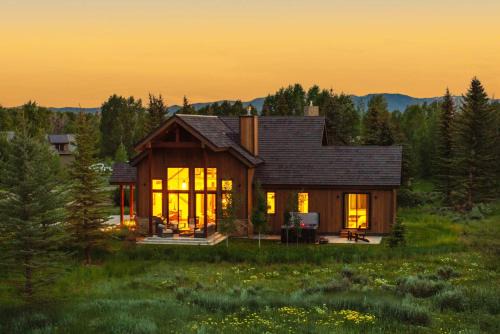 Upscale Ski Chalet - Wildlife AC Hot Tub