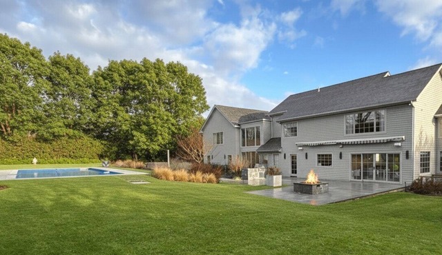 Upscale Southampton Getaway, Heated Pool, Great Place for Groups