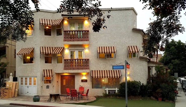 Upscale, Spacious & Newer Tuscan Inspired 2 Bedroom 2.5 Bath. Great Reviews.