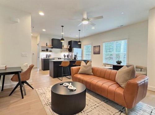 Upscale Stay, Free Parking, Walk to Eats and Parks