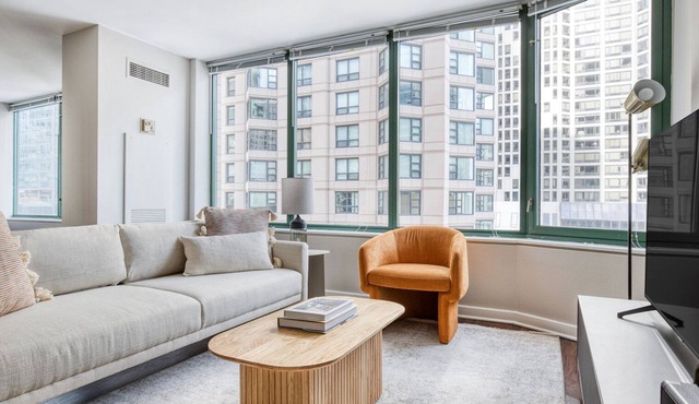 Upscale Streeterville Studio w/Dog Run & Deck, near Park, by Blueground