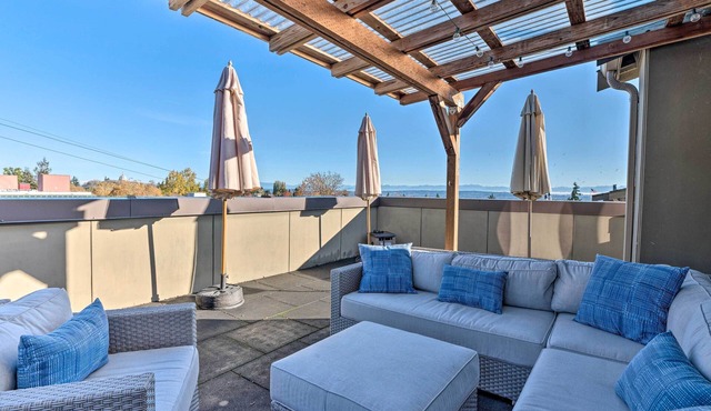 Upscale Townhome in the heart of Seattle w/views of the Cascades