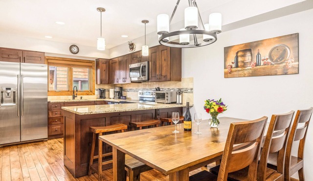 Upscale Townhome w/Heated Garage Ski-In Steps to Lift, Main St & Hot Tub