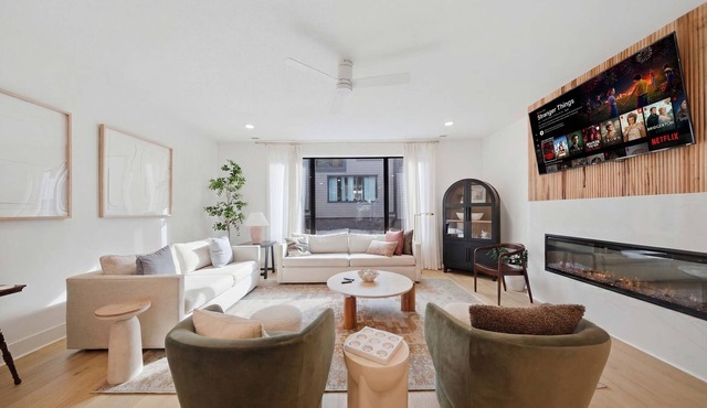Upscale townhouse with exclusive rooftop hot tub