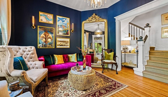 Upscale Victorian Retreat UL/Downtown HotTub Fireit Pool Speakeasy Lux Amenities