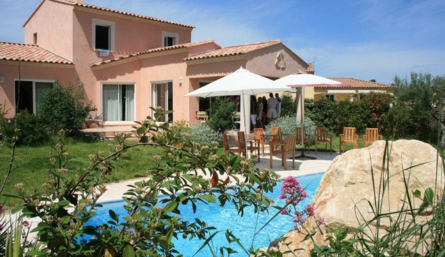 Upscale villa near UZES, private swimming pool, enclosed grounds, Wifi.