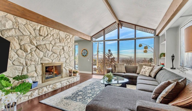 Upscale w/Views, Fireplace, Close to Ski Resorts