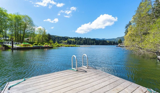 Upscale Waterfront Home on Lake Samish with Hot Tub and Dock