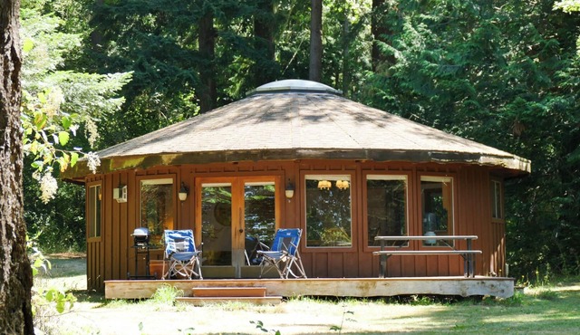 Upscale Yurt/Pet Friendly/Full Kitchen/Bath w/Sauna/FP/TV/Internet/Beds for 4