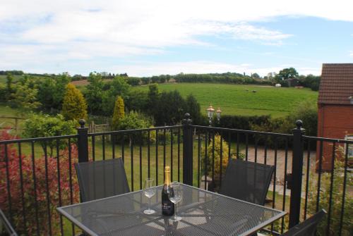 UPSIDE DOWN HOUSE - Sleeps up to 6 Guests - Great for Family and Friends Gatherings,Corporate events ,Near Sherwood Forest at Fairview Farm in Nottingham set in 88 acres