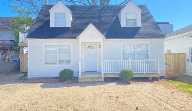 Upstairs 1Br Beach Apartment in the Heart of the Vibe District 5 Minute Stroll to Beach 1480