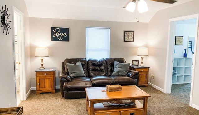 Upstairs 2 bedroom Private Apt Off I- 55 in Pevely