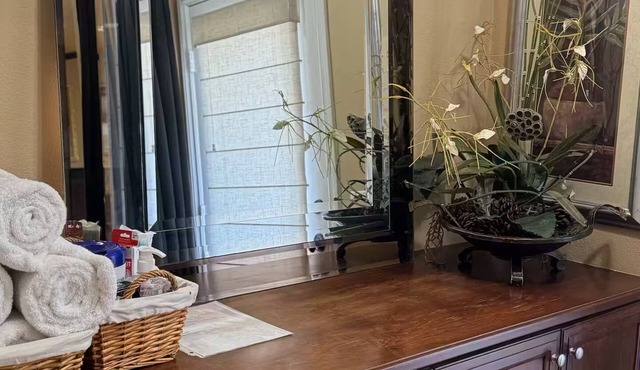 Upstairs 2BR Retreat/Balcony, Pool & Hot Tub