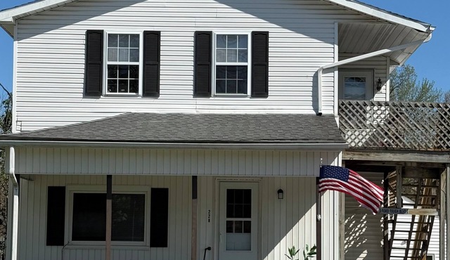 Upstairs 3-bedroom apartment walking distance to Grove City College/Downtown GC