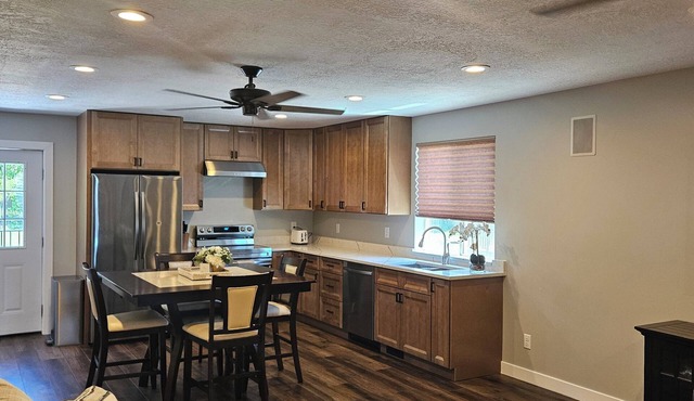 Upstairs 3-bedroom mother inlaw apartment in wonderful Centerville with AC