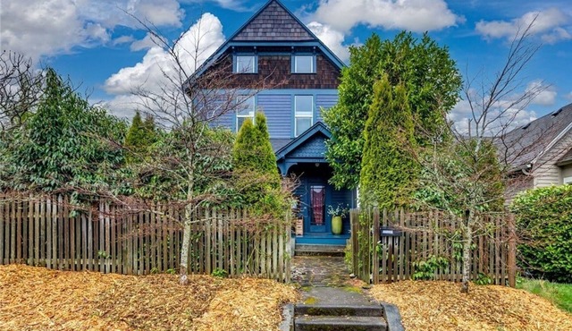 Upstairs at Thevictorian - Lush Walkable and Dog-friendly Retreat - Steps From Downtown Bellingham