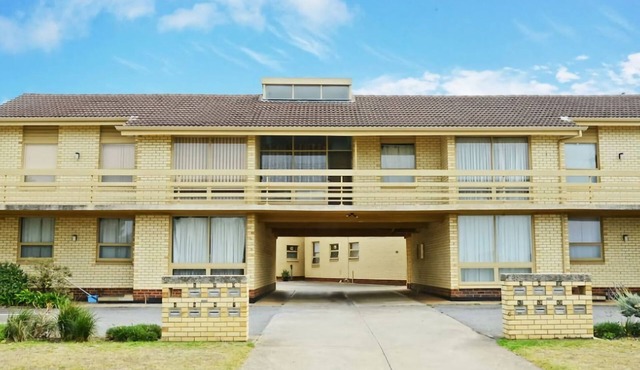 Upstairs Beachfront Unit in Central Location