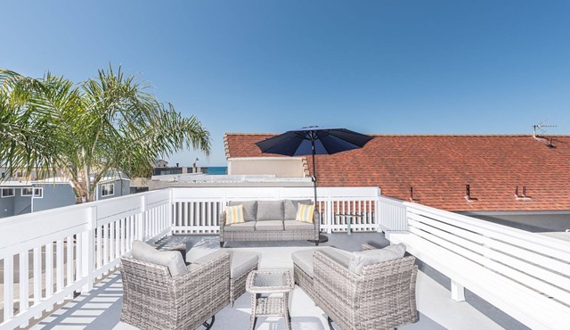 Upstairs Beachside Getaway with A/C, Rooftop Deck and Balcony - Panoramic Views!