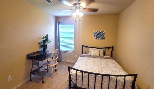 Upstairs Charming 2-bedroom in cool Crowley with AC, WiFi