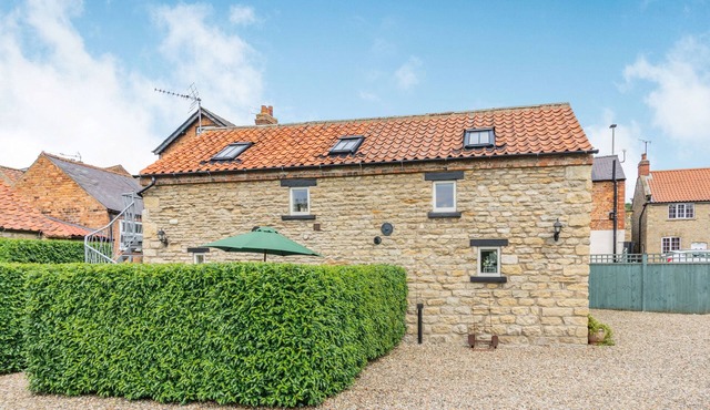 UPSTAIRS DOWNSTAIRS COTTAGE, pet friendly, with a garden in Snainton