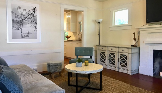 Upstairs private apartment in duplex home near town!