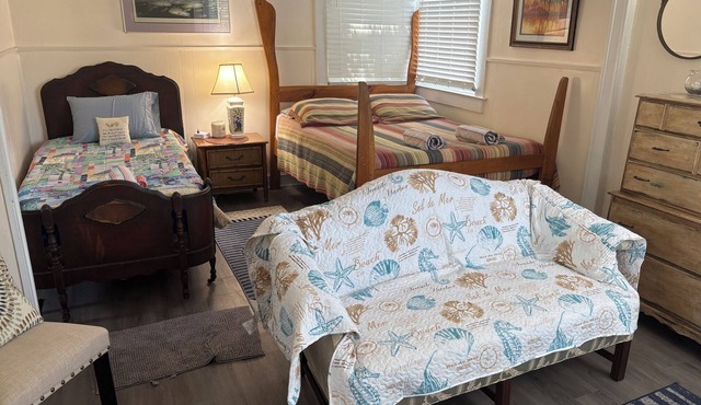 Upstairs retreat with private stairs. Pet friendly. 23ft boat parking.
