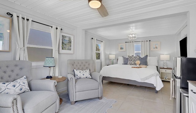 Upstairs Studio Apartment with Pickleball Court on 5-Acre Estate