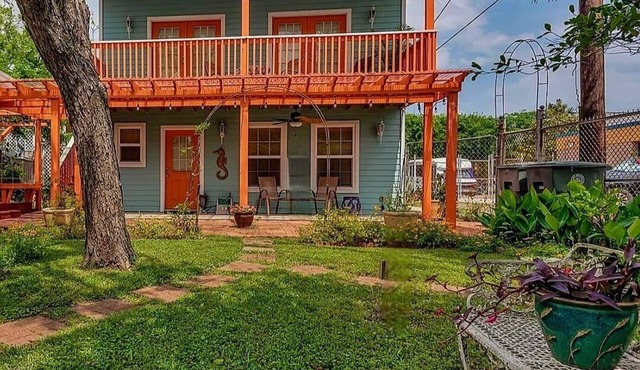 Upstairs Studio Cottage with Balcony, steps from the beautiful Seawall & Fun