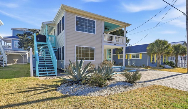 Upstairs Unit - 2 Blocks to the Beach - Swimming Pool & Hot Tub